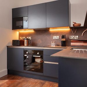 Deluxe One-Bedroom Apartment